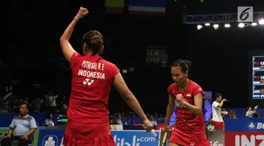 Ganda Putri Indonesia, Della Destiara Haris/Rosyta Eka Putri Sari mengangkat tangan saat melawan Luo Ying/Luo Yu di Babak Kedua Indonesia Open di Jakarta, kamis (15/6). Della/Rosyta unggul 20-22. 21-14, 21-14. (Liputan6.com/Helmi Fithriansyah)