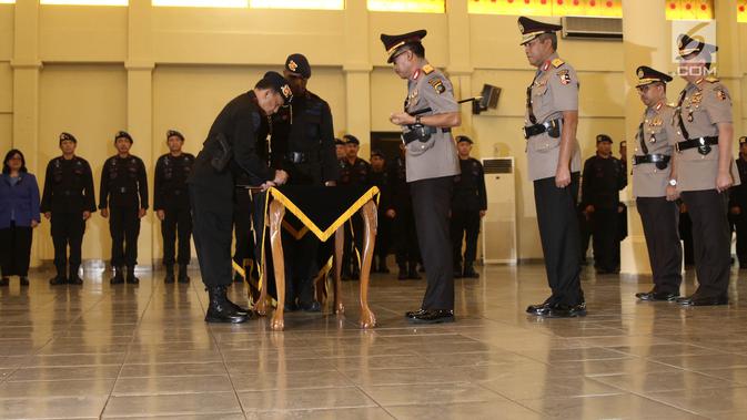 Kapolri Jenderal Tito Karnavian menandatangani dokumen pelantikan Kapolda Bangka Belitung, Brigjen Istiono yang menggantikan Brigjen Syaiful Zachri selama upacara sertijab di Mako Brimob, Kelapa Dua, Depok, Rabu (14/11). (Liputan6.com/Herman Zakharia)