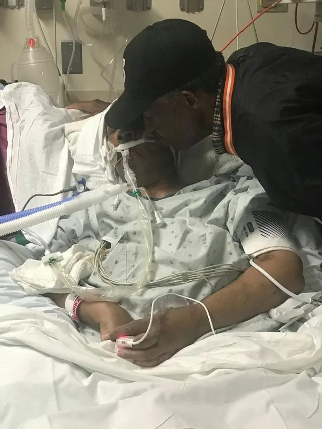 [Bintang] Berjalan Kaki Sejauh 10 Km untuk Menemui Istrinya, Pria 99 Tahun Ini Buktikan kalau Cinta Sejati Benar-benar Ada