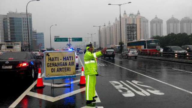  Pintu  Tol  Cempaka  Putih  Banjir 60 Cm Lalu Lintas 