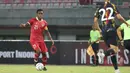 <p>Pemain Timnas Indonesia U-17, Iqbal Gwijangge, mengontrol bola dalam pertandingan uji coba melawan Timnas Korea Selatan U-17 yang berlangsung di Stadion Patriot Candrabhaga, Bekasi, Rabu (30/8/2023). (Bola.com/Abdul Aziz)</p>