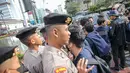 Massa aksi dari BEM Seluruh Indonesia (BEM SI) terlibat saling dorong dengan aparat saat aksi di kawasan Patung Kuda, Jakarta, Jumat (28/10/2022). Dalam aksinya mereka menuntut penolakan kenaikan harga BBM hingga penyelesaian pelanggaran HAM masa lalu. (Liputan6.com/Faizal Fanani)