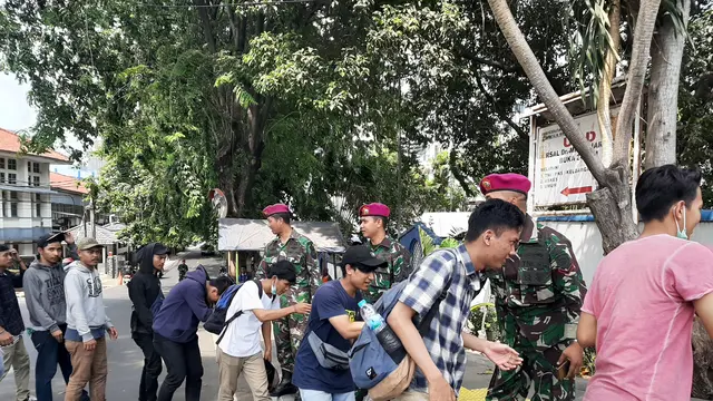 Mahasiswa mencium tangan marinir sebelum demo. (Liputan6.com/Yopi Makdori)