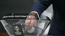 Tim-tim tersebut akan menantang delapan klub terbaik dari League Phase yang lebih dulu memastikan tempat di fase gugur secara otomatis. Tampak dalam foto, Duta UEFA Europa League dan mantan pemain sepak bola Portugal, Nuno Ricardo de Oliveira Ribeiro alias Maniche, mengambil bola undian selama pengundian babak 16 besar, perempat final, dan semifinal Europa League 2025/2026 di House of European Football, Nyon, Swiss, Jumat (27/2/2026). (Harold CUNNINGHAM/AFP)