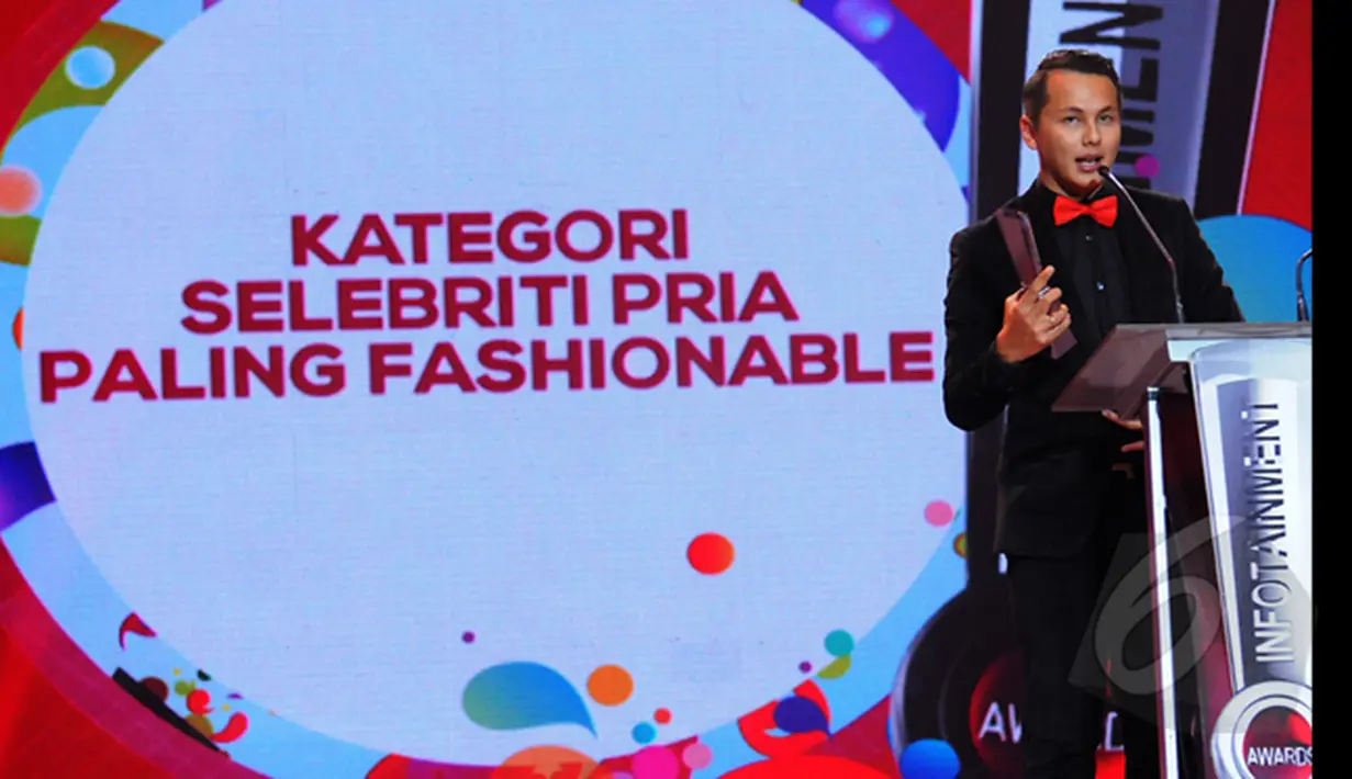 Andhika Pratama, mendapat penghargaan Infotainment Awards 2015 sebagai selebriti pria paling fashionable, Jakarta, (30/01/15). Infotainment Awards 2015 merupakan bentuk apresiasi SCTV kepada Artis, Tokoh, dan Peristiwa. (Liputan6.com/Faisal R Syam)