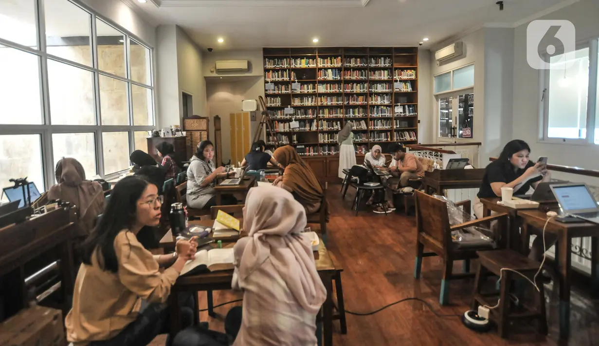Sejumlah orang membaca buku koleksi perpustakaan Baca Di Tebet di Tebet, Jakarta Selatan, Minggu (29/5/2022). Perpustakaan Baca Di Tebet yang didirikan pada Februari lalu menjadi alternatif bagi warga yang membutuhkan ruang literasi dan diskusi dengan suasana nyaman sekaligus meningkatkan minat baca bagi generasi milenial yang dilengkapi sekitar 25.000 buku. (merdeka.com/Iqbal S Nugroho)