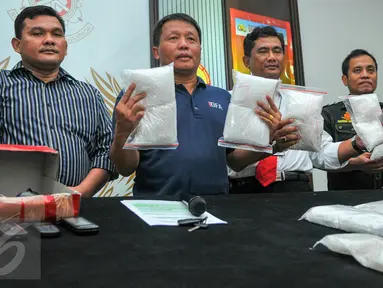 Dirtipid Narkotika Polri berhasil mengungkap sindikat internasional narkotika jenis sabu yang dikendalikan oleh napi lapas di Jawa Tengah, saat rilis kasus di Jakarta, Rabu (13/4). (Liputan6.com/Yoppy Renato)