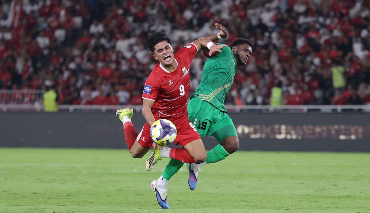 Di babak kedua, Indonesia tetap tampil agresif. Tampak dalam foto, pemain Timnas Indonesia, Ramadhan Sananta (kiri) berusaha menahan laju Mervin Lewis (Saint Kitts and Nevis) pada ajang FIFA Series 2026 di Stadion Utama Gelora Bung Karno (SUGBK), Jumat (27/3/2026) malam WIB. (Bola.com/Abdul Aziz)