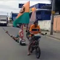 Membonceng truk dan kendaraan besar lain, ini konvoi paling ngeselin se-dunia! (Via: mirror.co.uk)