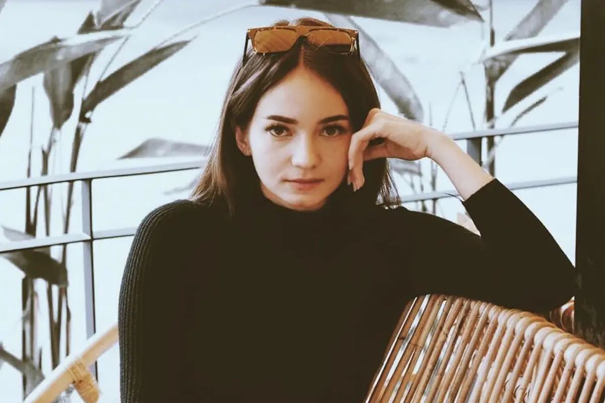 FOTO: Gaya Enzy Storia dengan Outfit Hitam, Menawan