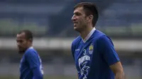 Bek Persib, Vladimir Vujovic, saat latihan di Stadion GBLA, Jawa Barat, Kamis (20/7/2017). Persib bersiap menghadapi Persija pada laga Liga 1. (Bola.com/Vitalis Yogi Trisna)