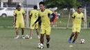Pemain Mitra Kukar, Bayu Pradana, menggiring bola saat latihan jelang laga Liga 1 di Lapangan ABC, Senayan, Jakarta, Sabtu (08/12). Mitra Kukar akan berhadapan dengan Persija Jakarta. (Bola.com/M Iqbal Ichsan)