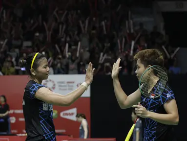 Pebulutangkis Indonesia, Greysia Polii / Apriyani Rahayu, merayakan kemenangan atas pasangan Bulgaria pada Indonesia Masters 2019 di Istora Senayan, Jakarta, Rabu (23/1). Greysia / Apriyani lolos ke babak kedua. (Bola.com/M. Iqbal Ichsan)