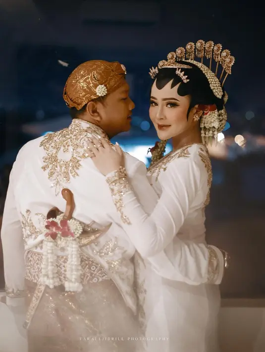 Detail keemasan tampak menghiasi bagian dada dan sisi kiri-kanan kebaya yang dikenakan model dan selebgram tersebut.