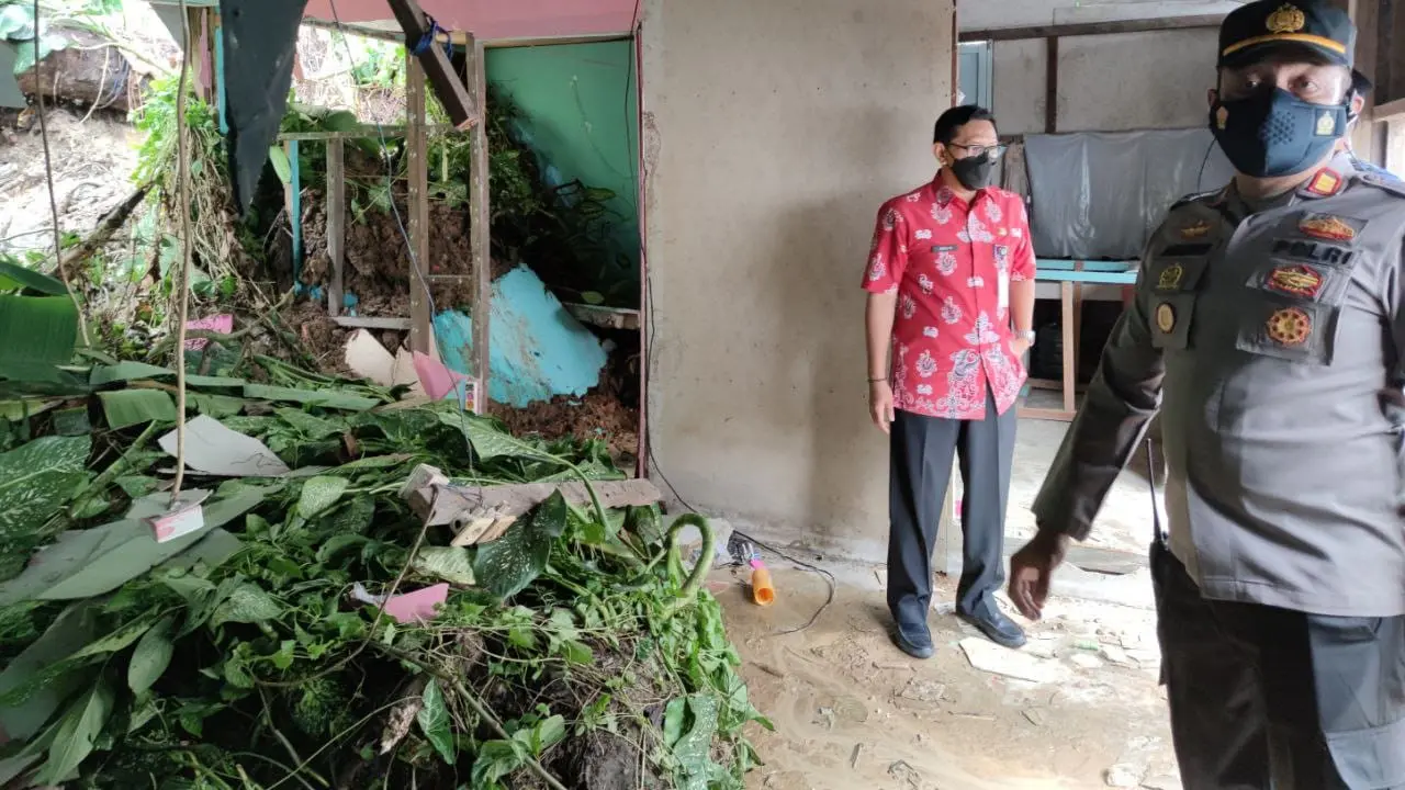 Rumah warga Balikpapan Kaltim yang rusak terkena longsoran tanah, Kamis (19/8/2021).