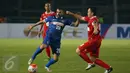 Gelandang Calcio Legend, Simone Perotta (tengah) berusaha mengecoh bek Primavera Baretti Yeyen Tumena saat laga persahabatan di Stadion GBK Jakarta, Sabtu (21/5/2016). Calcio Legend menang telak 4-0. (Liputan6.com/Helmi Fithriansyah)