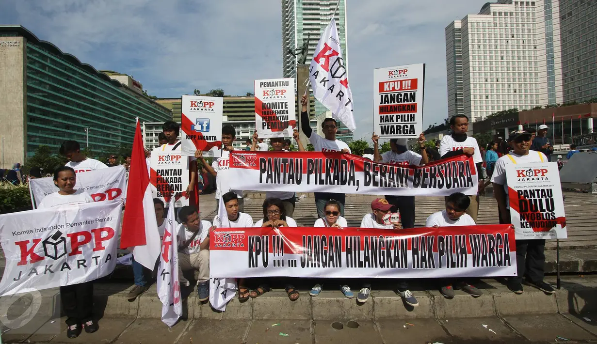 Massa Komite Independen Pemantau Pemilu (KIPP) melakukan aksi damai terkait Pilkada DKI Jakarta, Minggu (12/3). Aksi tersebut dilakukan dalam rangka mengajak masyarakat untuk lebih berperan aktif dalam Pilkada DKI Jakarta. (Liputan6.com/Immanuel Antonius)