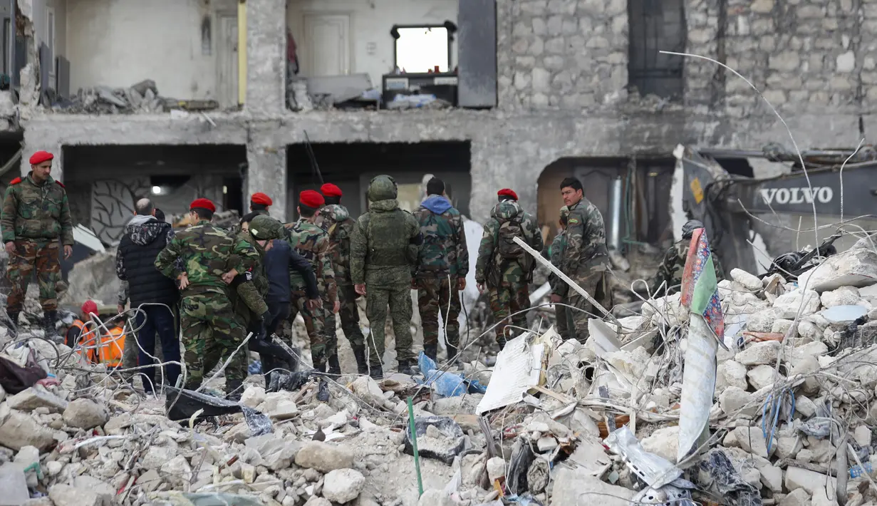 Seorang tentara Rusia memeriksa puing-puing bangunan yang runtuh, di Aleppo, Suriah, Selasa, 7 Februari 2023. Setidaknya 1.400 orang tewas dan 3.411 terluka di seluruh Suriah hari ini dalam gempa bumi yang berpusat di Turki barat daya, kata pemerintah dan penyelamat. (AP/Omar Sanadiki)