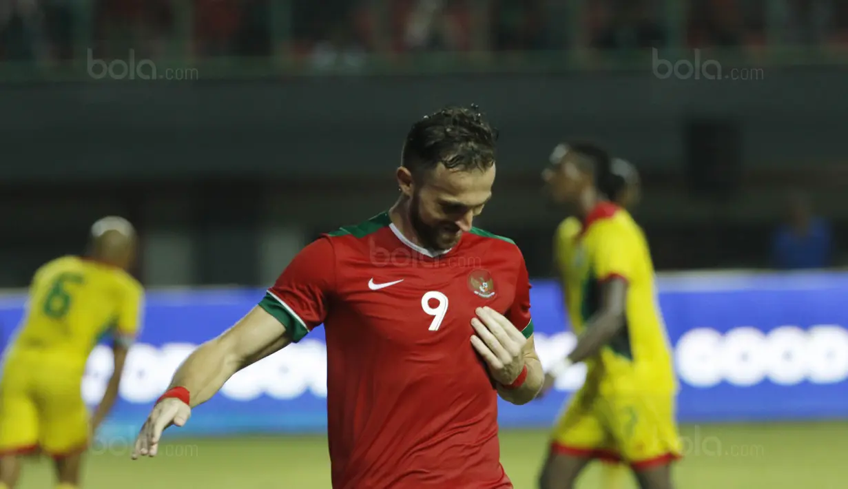 Striker Indonesia, Ilija Spasojevic, melakukan selebrasi usai mencetak gol ke gawang Guyana pada laga persahabatan di Stadion Patriot, Bekasi, Sabtu (25/11/2017). Indonesia menang 2-1 atas Guyana. (Bola.com/M Iqbal Ichsan)