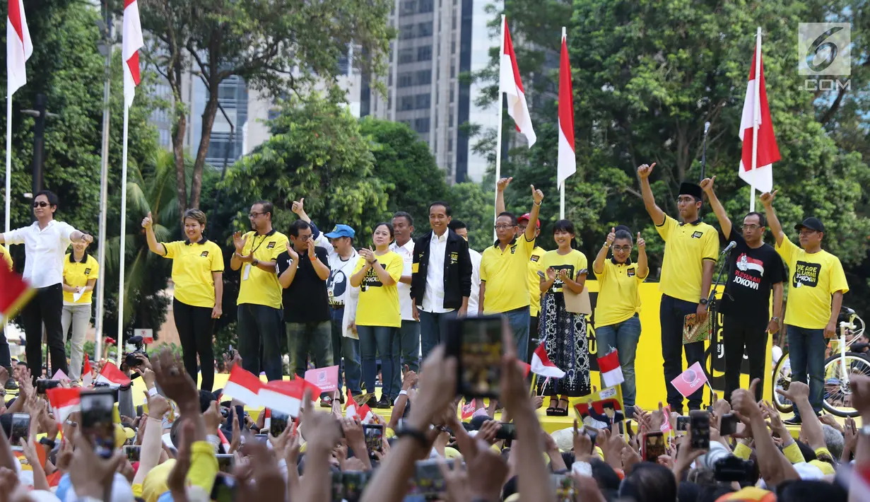 Capres nomor urut 01, Joko Widodo (tengah) menyapa pendukungnya saat menghadiri Deklarasi Alumni UI untuk Jokowi-Amin di Plaza Tenggara GBK Jakarta, Sabtu (12/1). Deklarasi dihadiri perwakilan berbagai kampus. (Liputan6.com/Helmi Fithriansyah)