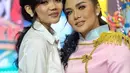 <p>Tampil bersama Krisdayanti, Rina Nose merasakan nostalgia saat masa-masa SMA. [Foto: instagram.com/rinanose16]</p>