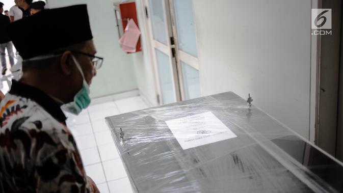 Kerabat melihat peti jenazah ibunda Roro Fitria, Raden Retno Winingsih di Rumah Sakit Fatmawati, Jakarta, Senin (15/10). Sebelum meninggal dunia, ibunda Roro Fitria mengalami sesak napas dan harus dilarikan ke rumah sakit. (Liputan6.com/Faizal Fanani)