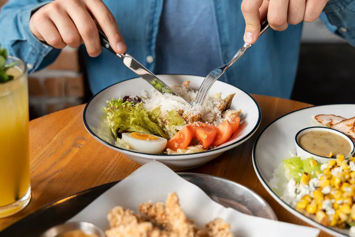 Telat Makan Siang? Ini Jam Makan Siang yang Tepat untuk Jaga Energi dan Fokus Sepanjang Hari! (Foto dok : Freepik/freepik)