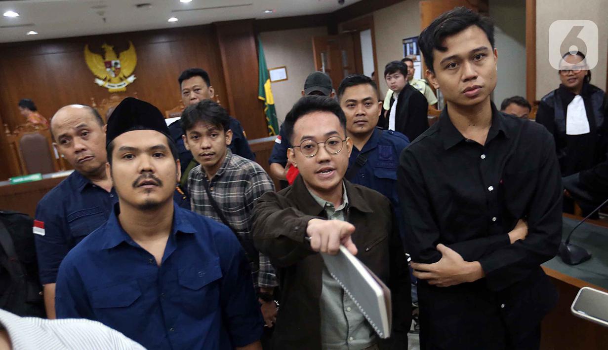 Delpedro Marhaen (tengah) bersama rekan-rekannya memberi keterangan usai sidang lanjutan dugaan penghasutan kerusuhan pada Agustus 2025 di Pengadilan Negeri Jakarta Pusat, Kamis (8/1/2026). (Liputan6.com/Helmi Fithriansyah)