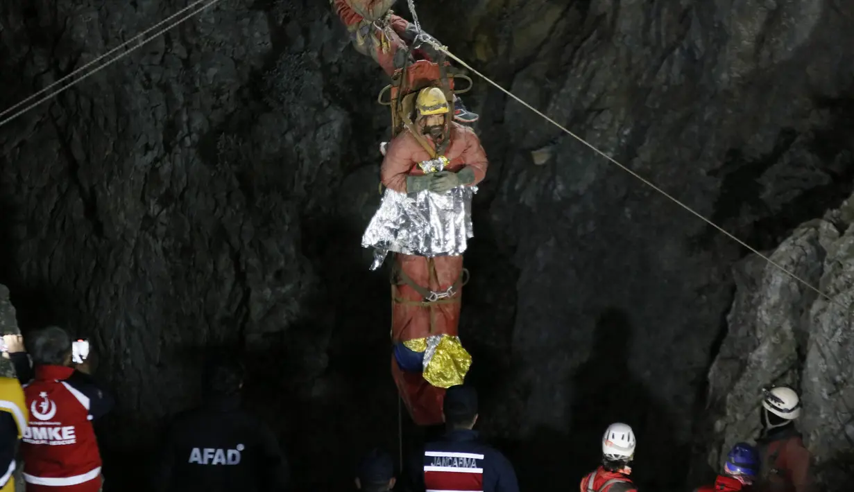 Tim penyelamat menarik peneliti Amerika Serikat Mark Dickey keluar dari gua Morca di dekat Anamur, Turki selatan, pada Selasa dini hari, 12 September 2023. (Suleyman Cenk Idaye/IHA via AP)