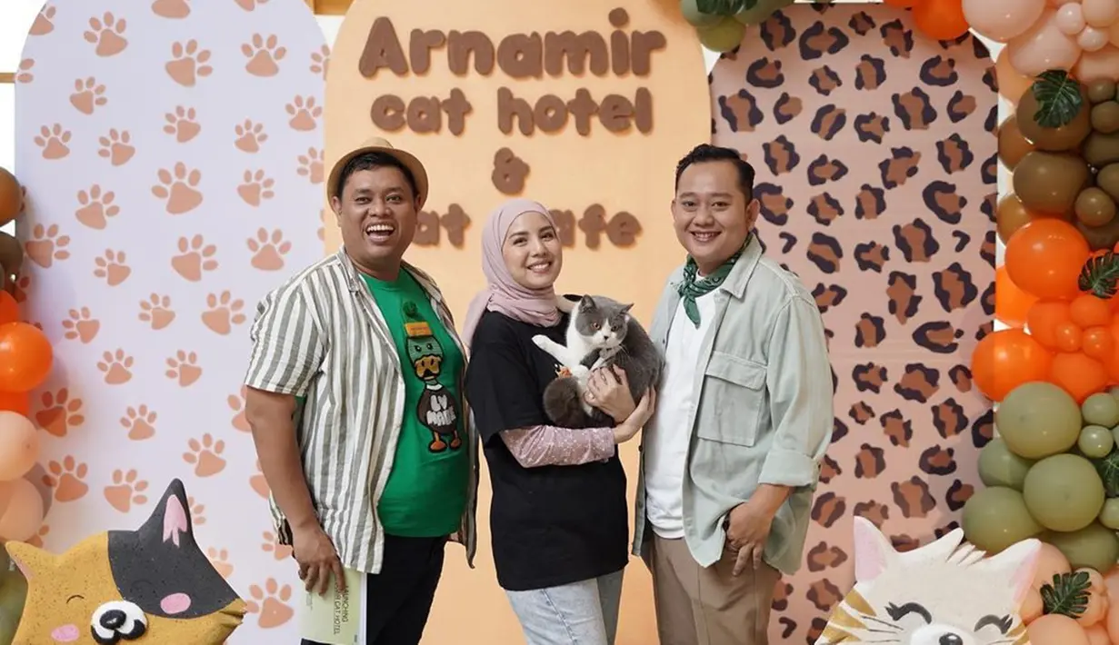 Tya Ariestya tak hanya disibukkan dengan segudang aktivitas sebagai seorang publik figur, tapi juga pemilik beberapa bisnis. Salah satunya adalah hotel kucing yang berlokasi di daerah Jakarta. Meski sempat terdampak pandemi, hotel kucing milik Tya Ariestya sekarang makin berkembang. (Liputan6.com/IG/@tya_ariestya)