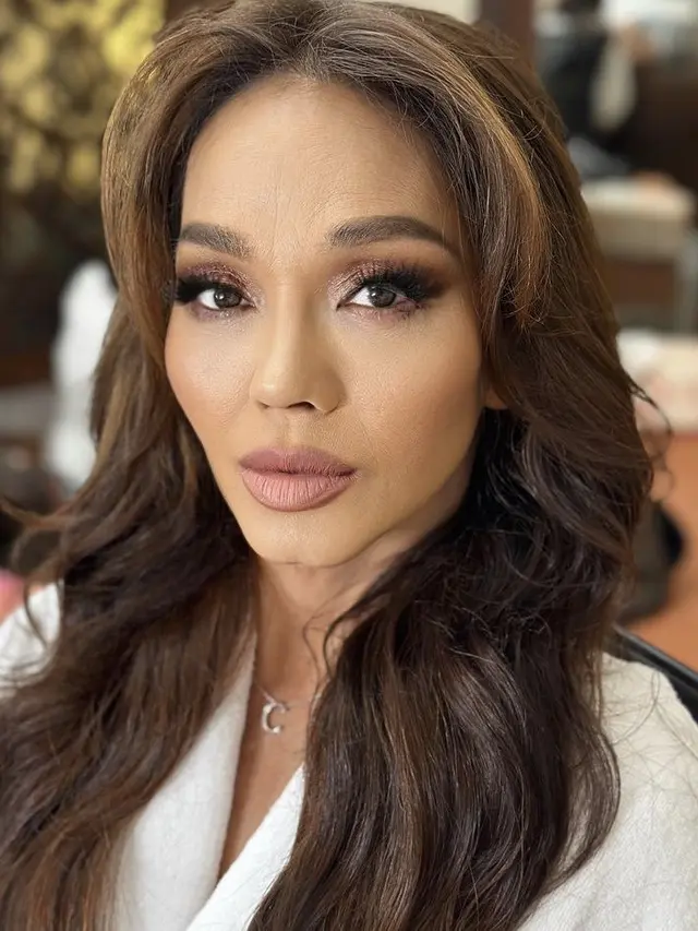 Gaya Glamor Bunda Corla saat Konser Tunggal