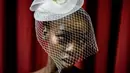 Seorang model bersiap untuk tampil dalam Africa Fashion Week di Lagos (3/6). Perhelatan fashion ini digelar pada tanggal 3 dan 4 Juni. (AFP Photo/Marco Longari)