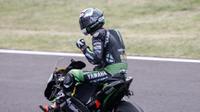 Ekspresi Bradley Smith setelah menempati posisi kedua pada MotoGP San Marino 2015. (MotoGP)