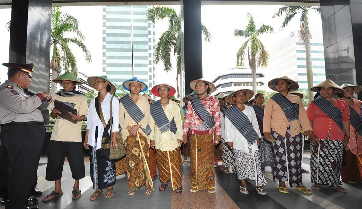 Para petani perempuan itu menyampaikan aspirasinya melalui lagu berbahasa Jawa, Jakarta, Kamis (22/11/2014). (Liputan6.com/Miftahul Hayat)