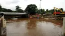 Kondisi aliran air yang melintasi pintu air Manggarai, Jakarta, Kamis (11/2/2016). Volume air di Pintu Air Manggarai terpantau 690 cm (normal) dan tidak terlihat adanya penumpukan sampah. (Liputan6.com/Helmi Fithriansyah)