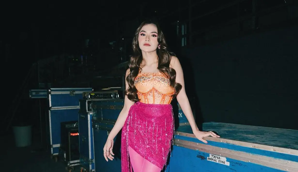 Mahalini nggak kalah glamor mengenakan sequined two-tone dress warna oranye dan pink yang dipadukan dengan stocking warna pink dan wedges warna senada.[mahaliniraharja]