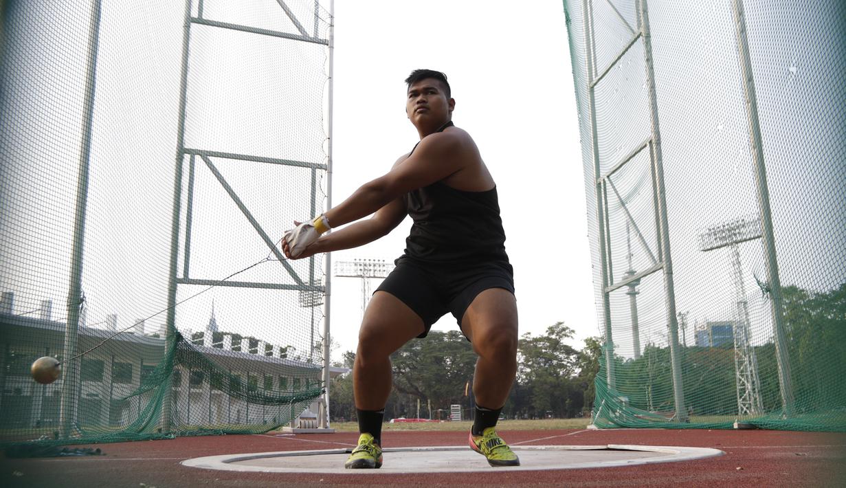 Atlet lontar martil, Rafika Putra, melakukan latihan jelang SEA Games 2019 di Stadion Madya, Jakarta, Rabu (9/9). Pria berusia 20 tahun ini menargetkan medali emas pada debutnya di SEA Games. (Bola.com/M Iqbal Ichsan)