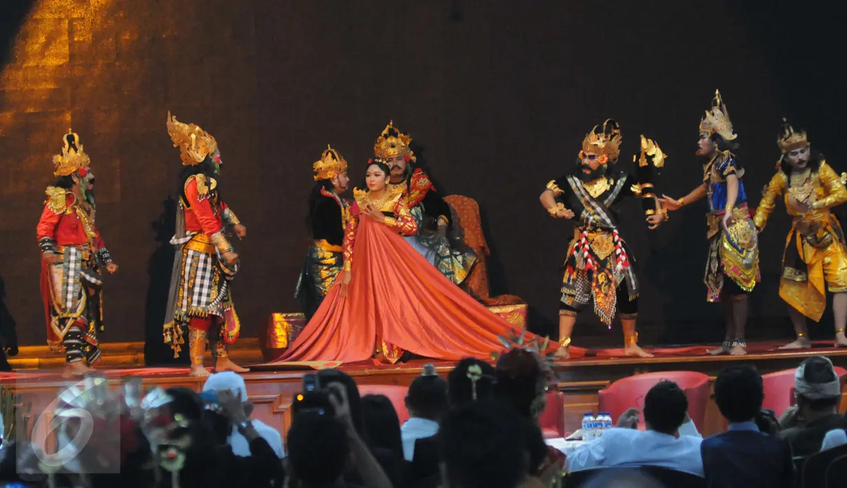 Wejangan suci pustaka Bhagavad Gita diturunkan di tengah medan perang Kurukshetra antara pihak Kaurawa dan Pandawa ditampilkan dalam bentuk drama tari di Jakarta, Sabtu (24/12). (Liputan6.com/Helmi Afandi)