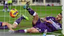 Pemain Fiorentina Lorenzo Venuti mencetak gol bunuh diri saat melawan Juventus pada pertandingan sepak bola leg pertama semifinal Coppa Italia di Stadion Artemio-Franchi, Florence, Italia, 2 Maret 2022. Juventus menang 1-0. (Alberto PIZZOLI/AFP)