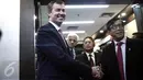 Menkumham Yasonna Laoly dan Menteri Kehakiman Australia, Michael Keenan bersalaman usai mengadakan pertemuan di Kemenkumham, Jakarta, Selasa (9/8). Keduanya bertemu untuk membahas masalah hukum antara Indonesia dan Australia. (Liputan6.com/Faizal Fanani)