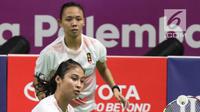 Ganda putri Indonesia, Della Destiara Haris/Rizki Amelia Pradipta mengembalikan kok ke arah pemain Korsel, Baek Hana/Kim Hyerin pada perempat final Bulutangkis Beregu Putri Asian Games 2018 di Jakarta, Senin (20/8). (Liputan6.com/Helmi Fithriansyah)