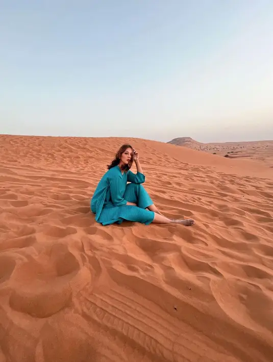 Paula Verhoeven juga pernah memamerkan potret dirinya berpose di tengah padang pasir. Ia mengenakan set outfit berwarna hijau yang kontras namun terlihat manis dengan warna pasirnya. [Foto: Instagram/paula_verhoeven]