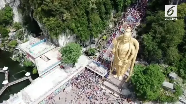 Ribuan umat Hindu Tamil merayakan Thaipusam di Batu Caves, Malaysia. Perayaan ini dilakukan di bulan Januari/Februari.