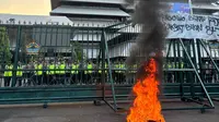 Demo Mahasiswa di Semarang Diwarnai Bakar Ban, Ini 5 Tuntutannya