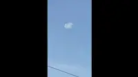 Objek dengan bentuk gumpalan awan yang diklaim sebagai UFO ini memiliki efek cahaya yang berkilauan
