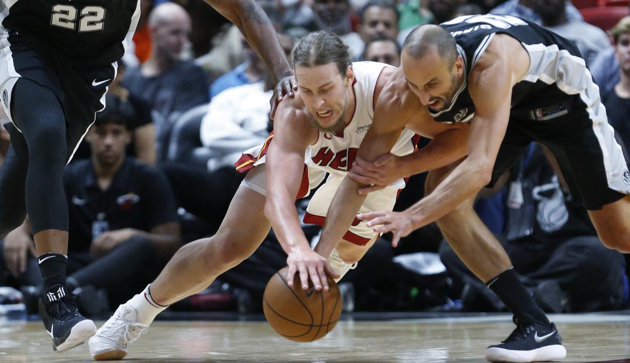 Pemain Miami Heat, Kelly Olynyk (tengah) berebut bola dengan pemain San Antonio Spurs, Manu Ginobili (kanan) pada laga NBA basketball game di Miami, (25/10/2017). Spurs kalahkan Heat 117-100. (AP/Wilfredo Lee)