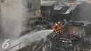 Petugas pemadam kebakaran saat mengevakuasi kebakaran yang terjadi di Jalan Kramat Pulo Dalam RT 03 RW 08, Senen, Jakarta, Selasa (3/11/2015). Sekitar 10 rumah hangus akibat kebakaran yang terjadi. (Liputan6.com/Gempur M Surya)