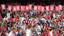Suporter Arsenal memberikan dukungan untuk pelatih Arsene Wenger saat melawan Stoke City di Stadion Emirates, London, Minggu (24/5/2009). (AFP/Chris Ratcliffe)