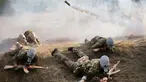 Para siswa merayap melewati rintangan di kamp paramiliter di Kiev, Ukraina, (8/7). Konflik yang terjadi di bagian timur Ukraina membuat beberapa orang tua sangat ingin memastikan anak-anak mereka siap jika perang. (AP Photo/Efrem Lukatsky)