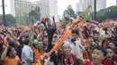 Suporter Persija Jakarta, The Jakmania, merayakan gelar juara Liga 1 saat nonton bareng di Plaza Timur Senayan, Jakarta, Minggu (9/12). Persija juara Liga 1 setelah menang 2-1 atas Mitra Kukar. (Bola.com/Peksi Cahyo)